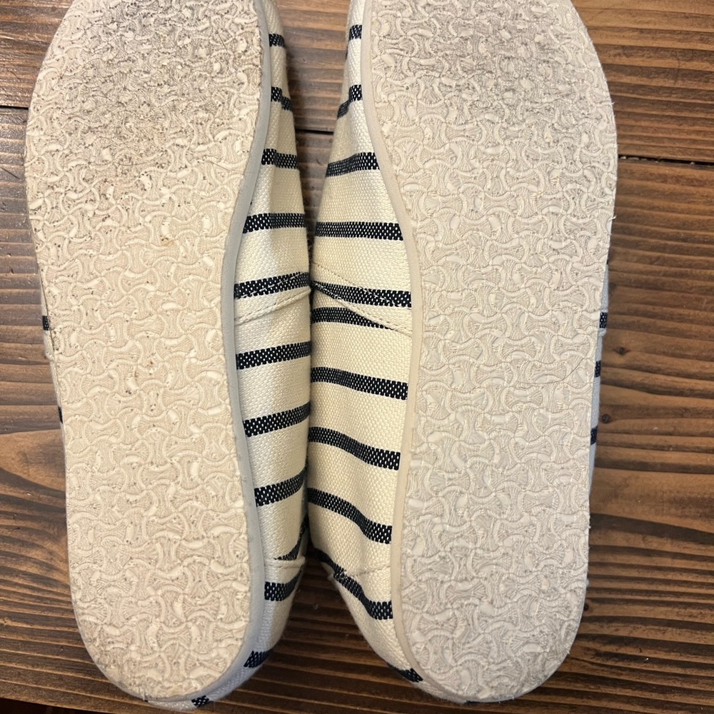 Tom’s size 9 striped shoe - Picture 2 of 3